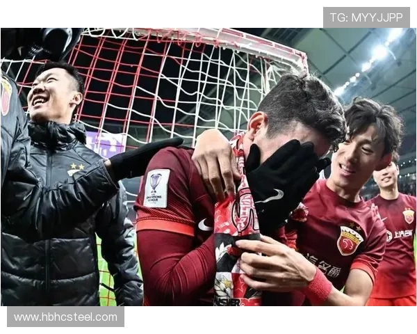 足球明星在比赛中意外遭遇球鞋破裂瞬间引发球迷热议与关注